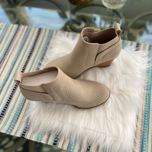 New Dolce Vita WOMENS booties Gerdy beige ankle wedges - Picture 4 of 15